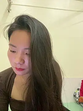 Bee Yellow00 online show from November 5, 2025, 4:48 am