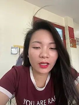 Snapshot of Bee_Yellow00 chatting on June 23, 2026, 4:54 am Bee Yellow00 online show from June 23, 2026, 4:54 am