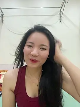 Bee Yellow00 online show from May 20, 2026, 4:53 am