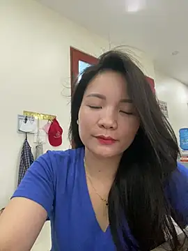 Snapshot of Bee_Yellow00 chatting on June 27, 2026, 4:29 am Bee Yellow00 online show from June 27, 2026, 4:29 am