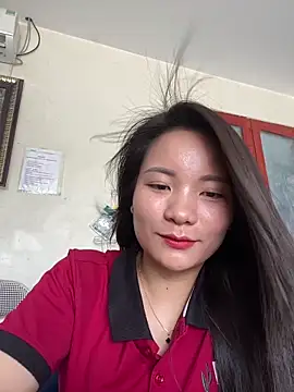 Snapshot of Bee_Yellow00 chatting on June 15, 2026, 2:34 am Bee Yellow00 online show from June 15, 2026, 2:34 am