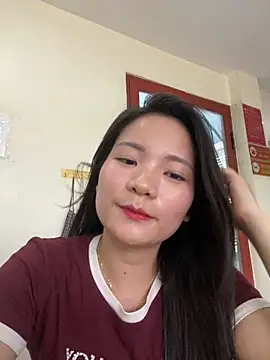 Snapshot of Bee_Yellow00 chatting on June 3, 2026, 4:24 am Bee Yellow00 online show from June 3, 2026, 4:24 am