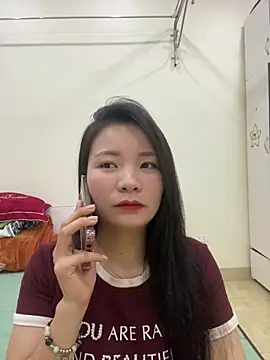 Bee Yellow00 online show from May 11, 2026, 4:47 am