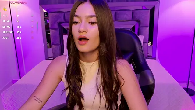 Snapshot of Bella_Clark2 chatting on October 30, 2025, 2:21 am Bella Clark2 online show from October 30, 2025, 2:21 am