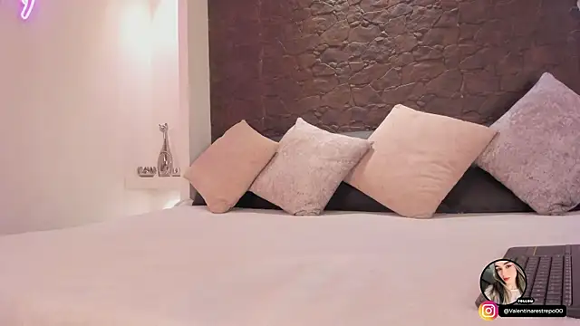 Snapshot of EmilyAllen_1 chatting on December 17, 2025, 3:55 am EmilyAllen 1 online show from December 17, 2025, 3:55 am