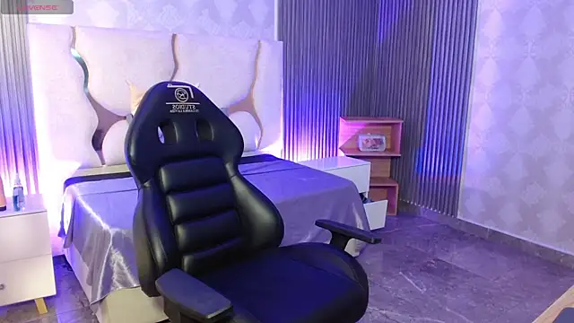 MAIILY TAY online show from November 19, 2025, 12:05 pm