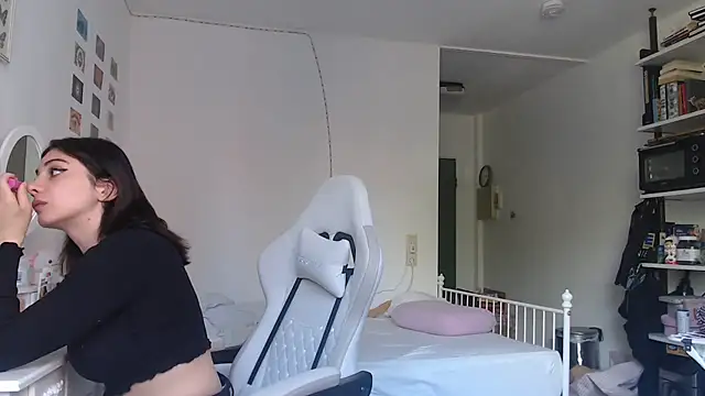 Snapshot of bellefleurrr chatting on May 13, 2026, 9:05 am bellefleurrr online show from May 13, 2026, 9:05 am
