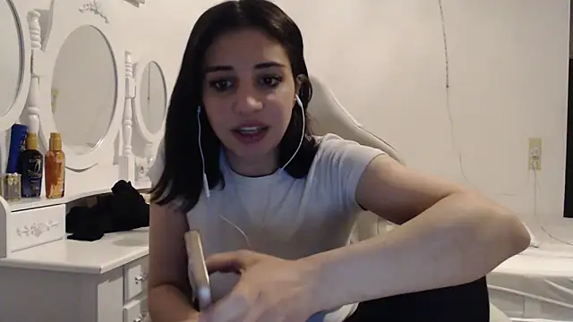 Snapshot of bellefleurrr chatting on April 15, 2026, 7:29 pm bellefleurrr online show from April 15, 2026, 7:29 pm