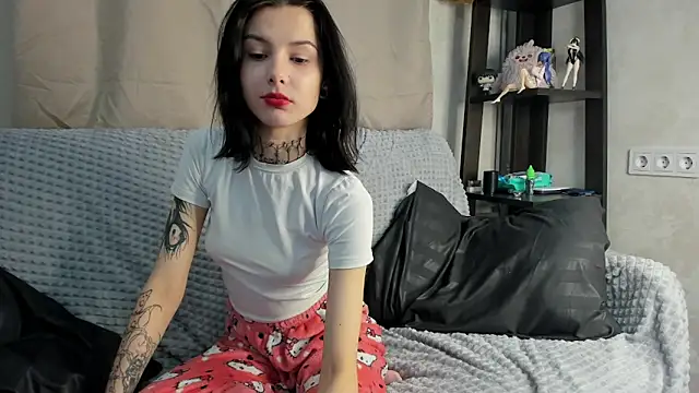 Snapshot of DonnaHicks chatting on November 7, 2025, 1:37 pm DonnaHicks online show from November 7, 2025, 1:37 pm