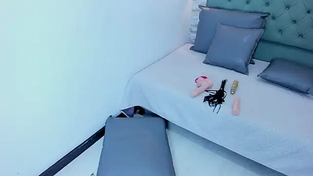 PariisTaylor online show from November 11, 2025, 6:58 pm