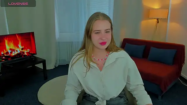 ElaraBloom online show from October 31, 2025, 1:52 pm