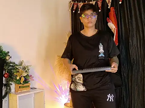 Snapshot of zarek_boston chatting on December 4, 2025, 4:33 am zarek boston online show from December 4, 2025, 4:33 am