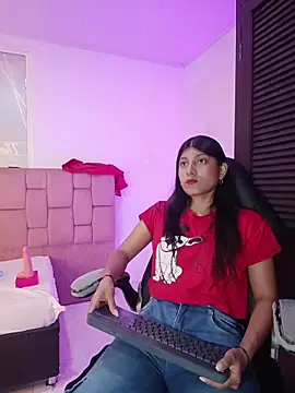 YeseniaRodriguez3 online show from April 4, 2026, 1:39 pm