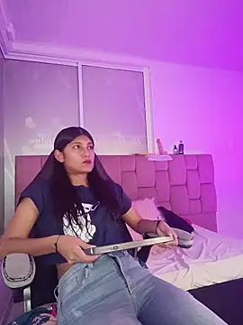 YeseniaRodriguez3 online show from May 8, 2026, 12:31 pm