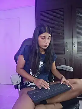YeseniaRodriguez3 online show from May 28, 2026, 12:55 pm