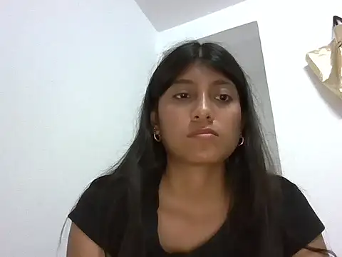 YeseniaRodriguez3 online show from March 4, 2026, 11:23 pm