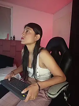 YeseniaRodriguez3 online show from April 7, 2026, 12:29 pm