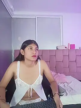 YeseniaRodriguez3 online show from May 4, 2026, 12:52 pm