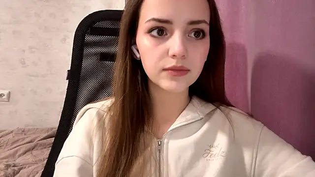 AliceStacy online show from November 9, 2025, 8:51 am