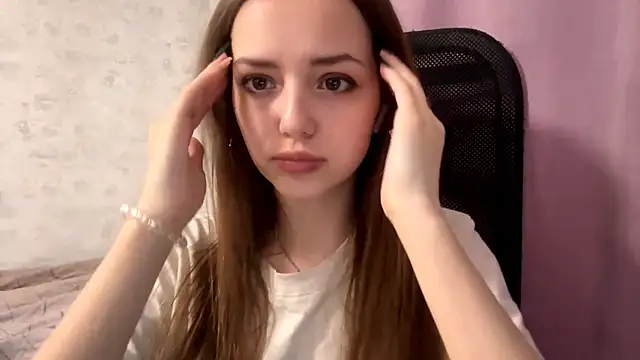 AliceStacy online show from December 1, 2025, 8:26 am