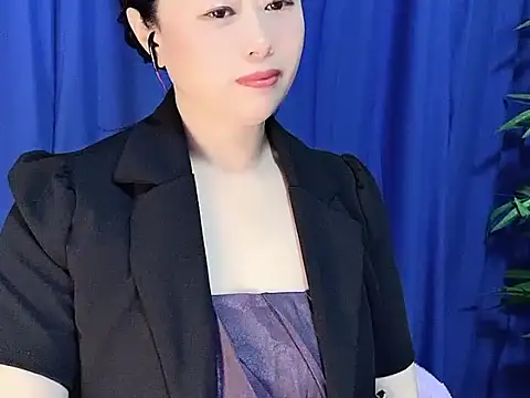 yaoyao22678 online show from November 14, 2025, 2:15 am