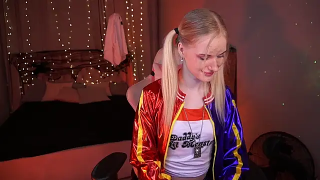 MonicaVelen online show from October 28, 2025, 6:23 am