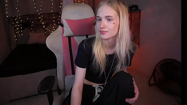 MonicaVelen online show from October 29, 2025, 6:45 am