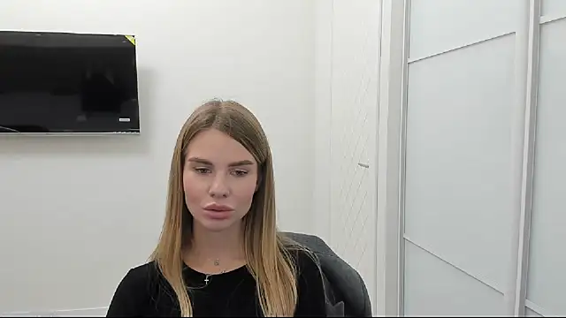 LinaBey online show from October 27, 2025, 1:23 pm