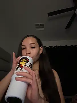 nikkiloveee online show from March 29, 2026, 2:46 am