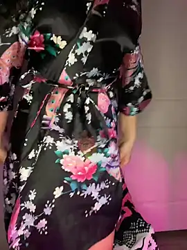 nikkiloveee online show from December 17, 2025, 7:13 am