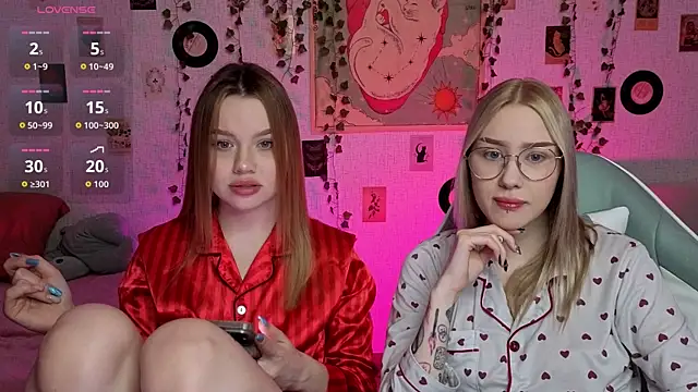 Snapshot of _kitEkat__ chatting on October 27, 2025, 11:22 am  kitEkat   online show from October 27, 2025, 11:22 am