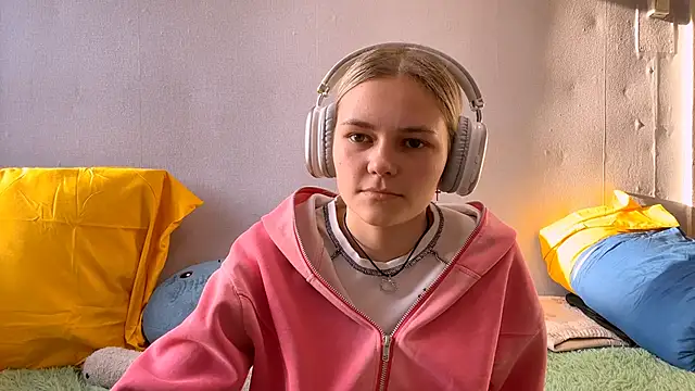 Snapshot of ChristineWest chatting on November 1, 2025, 8:19 am ChristineWest online show from November 1, 2025, 8:19 am