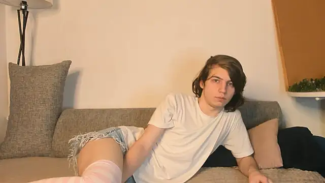 Snapshot of AvenGlow chatting on February 1, 2026, 5:27 am AvenGlow online show from February 1, 2026, 5:27 am