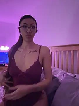 lightskinlatina online show from December 2, 2025, 10:44 pm