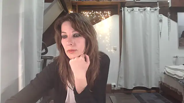 MissDyannis online show from April 6, 2026, 8:10 pm