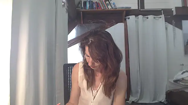 Snapshot of MissDyannis chatting on May 10, 2026, 9:46 am MissDyannis online show from May 10, 2026, 9:46 am