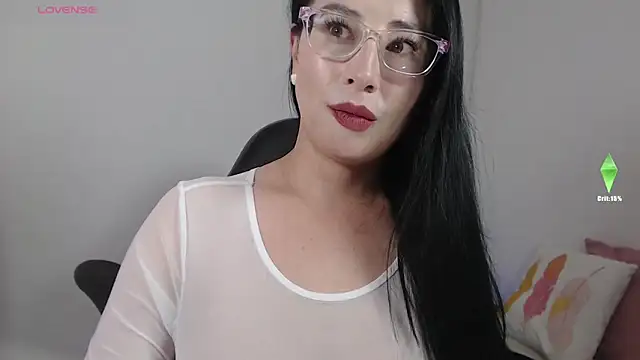 Snapshot of Emma_Hotkiss chatting on May 19, 2026, 12:04 am Emma Hotkiss online show from May 19, 2026, 12:04 am