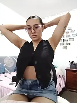 bellastorme04 online show from May 24, 2026, 3:39 am