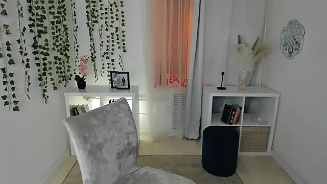 Evanessa Johns online show from December 3, 2025, 10:36 am