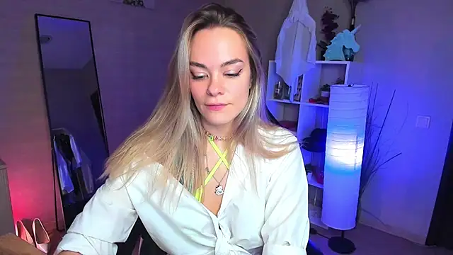 Isabella Lure online show from November 13, 2025, 8:29 am