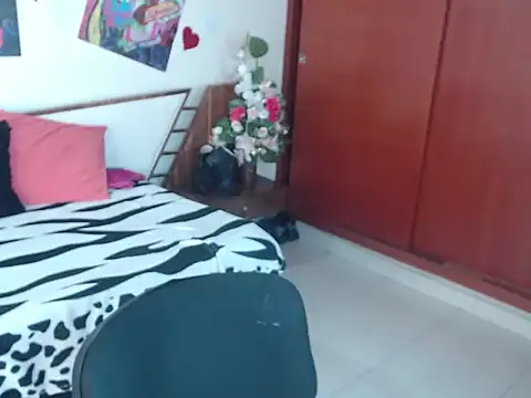 EmmilyConnor online show from November 24, 2025, 1:44 pm