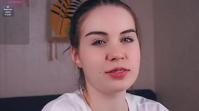 LoreeScialdone online show from November 13, 2025, 4:44 pm