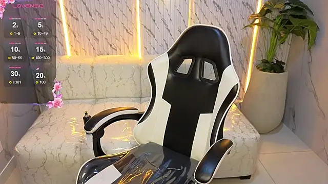 Snapshot of Nikka_Tx chatting on November 21, 2025, 3:11 pm Nikka Tx online show from November 21, 2025, 3:11 pm