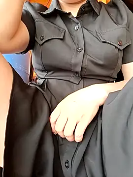 yoyo-mi online show from April 13, 2026, 3:21 am