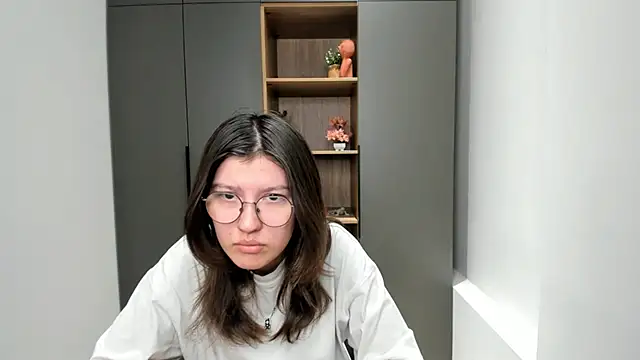 VickieChantos online show from October 29, 2025, 4:44 am