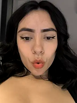 Snapshot of Sara-215 chatting on January 18, 2026, 6:28 am Sara-215 online show from January 18, 2026, 6:28 am