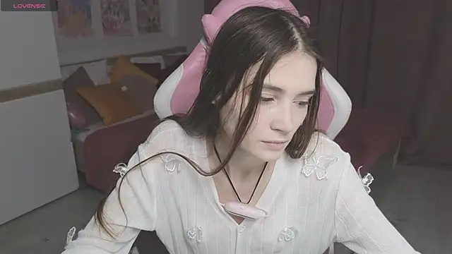 Hana Flo  online show from November 17, 2025, 1:15 pm