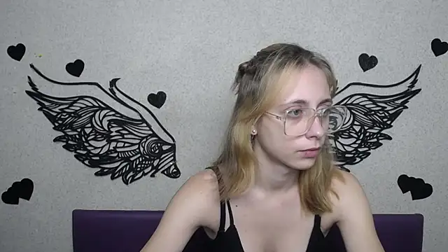 TracyLll online show from November 28, 2025, 11:54 am