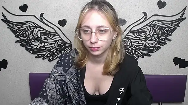 TracyLll online show from December 5, 2025, 6:23 am