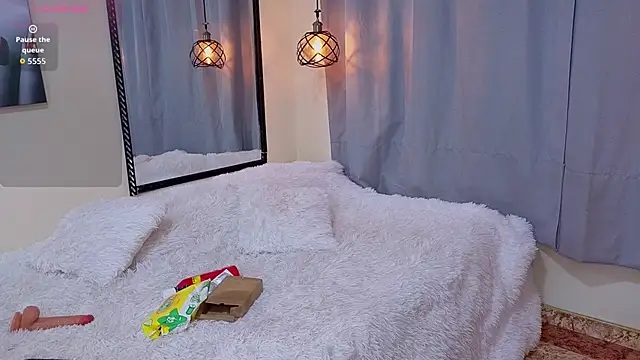 Snapshot of Flor_Gil chatting on February 13, 2026, 4:01 am Flor Gil online show from February 13, 2026, 4:01 am